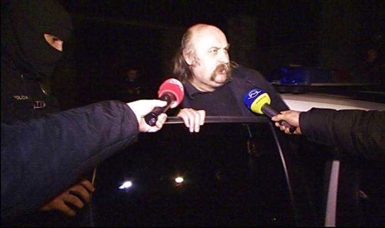 Mikuláša Varehu odváža policajná eskorta so súdu